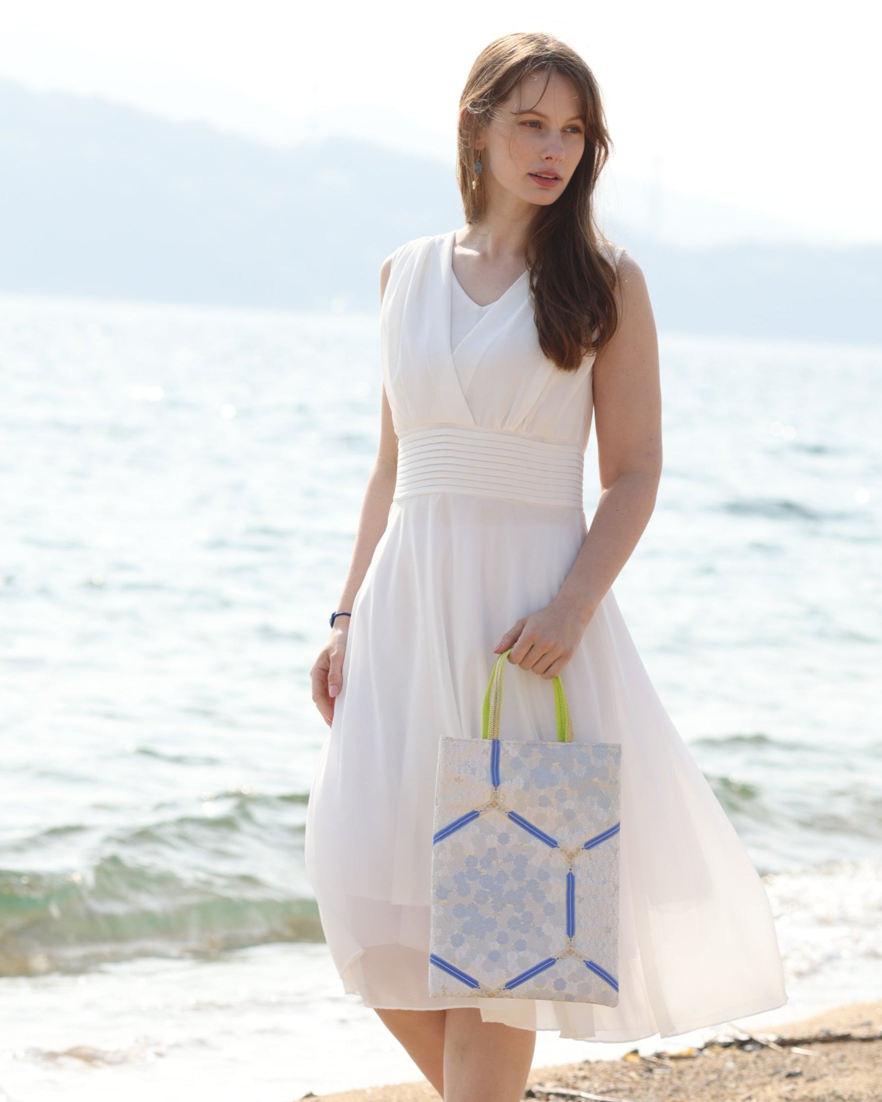 瀬戸内ブルー｜Kikkō & Chrysanthemum Harmony –Signature Silk Tote（シグネチャーシルクトート）
